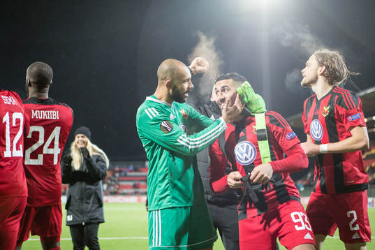 Östersunds målvakt Aly Keita och Saman Ghoddos jublar