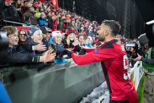 Östersunds Saman Ghoddos tackar publiken