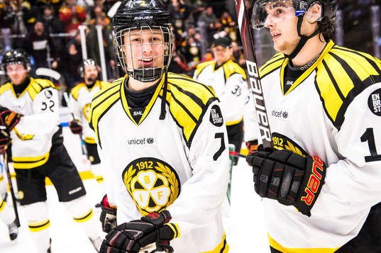 Brynäs Adam Boqvist och Alexander Bjurström jublar