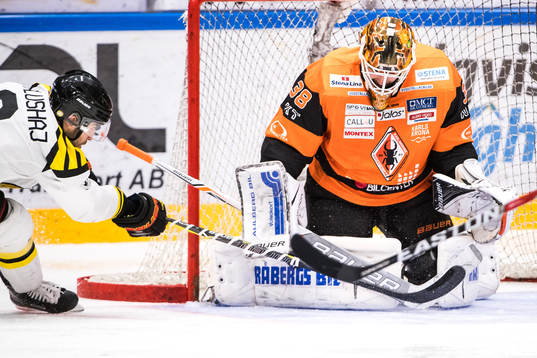 Brynäs Aaron Palushaj oroar framför Karlskronas målvakt