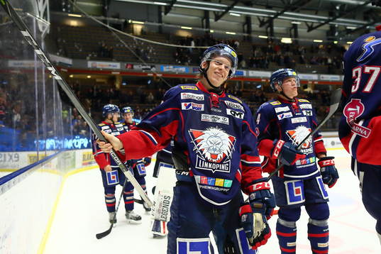 Linköpings spelare med Ken Andre Olimb jublar