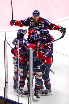 Linköpings Mathis Olimb jublar med lagkamrater