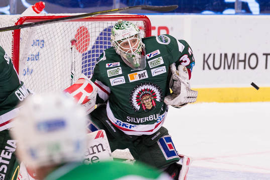 Frölundas målvakt Johan Gustafsson med en räddning