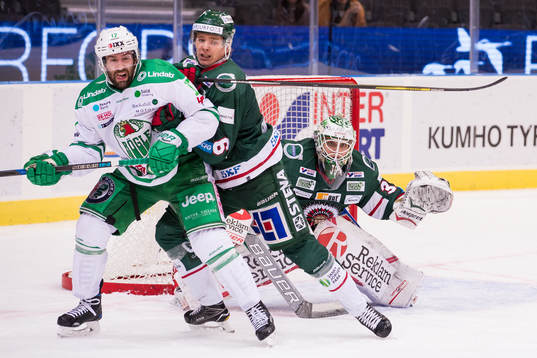 Frölundas Kristoffer Gunnarsson håller undan Rögles