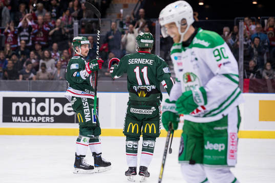 Frölundas Adam Almqvist jublar ihop med Victor Olofsson