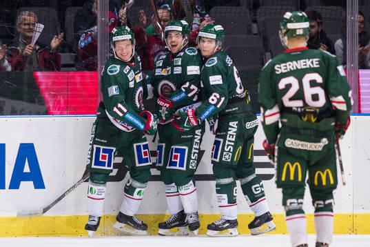 Frölundas Ponthus Westerholm jublar ihop med Victor