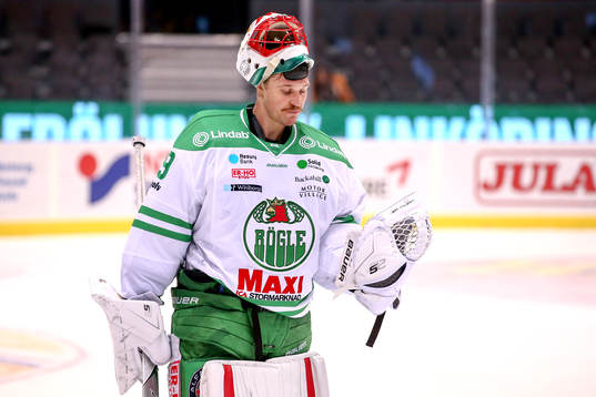 Rögles målvakt Justin Pogge deppar