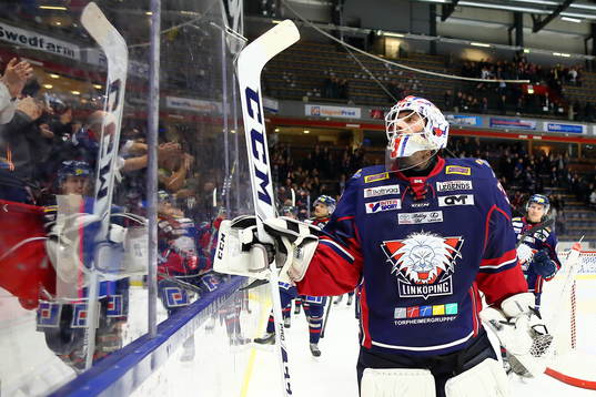 Linköpings spelare med målvakt Jacob Johansson jublar