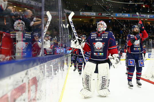 Linköpings spelare med målvakt Jacob Johansson jublar