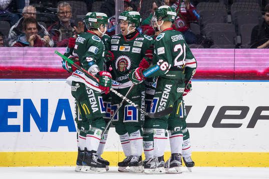 Frölundas Ponthus Westerholm jublar ihop med Victor