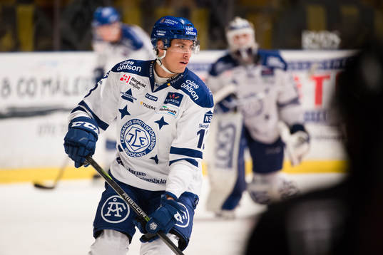 Leksands Jon Knuts före  ishockeymatchen i