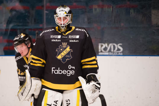 s målvakt Erik Källgren före ishockeymatchen i