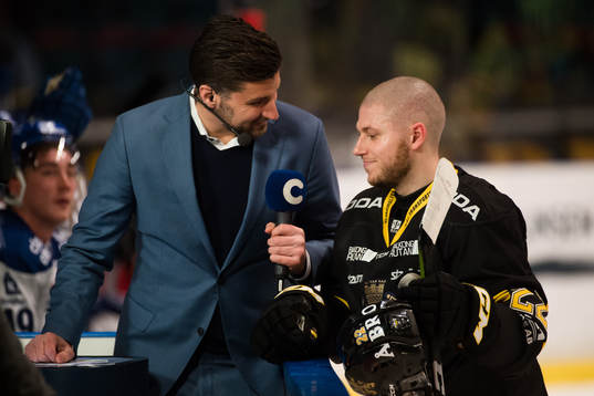 s Andreas Hjelm blir intervjuad