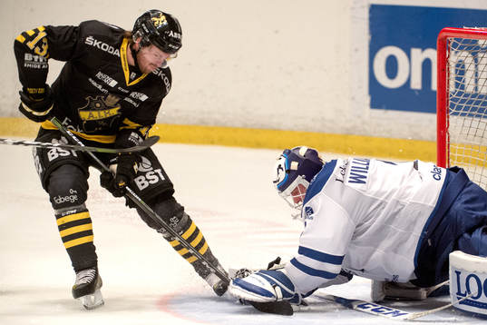 s Henrik Marklund och Leksands målvakt Tex Williamsson