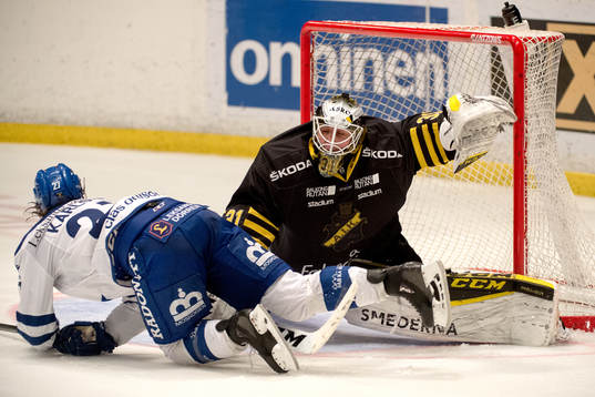 s målvakt Linus Lundin räddar ett anfall från Leksands