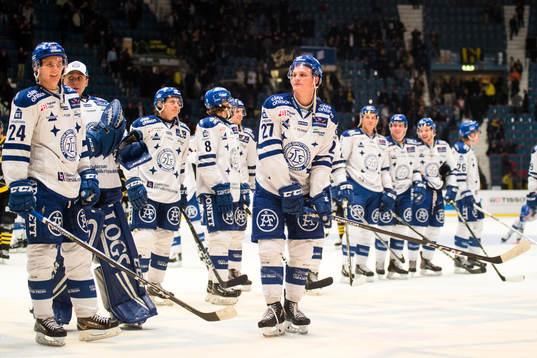 Leksands Anton Karlsson jublar med lagkamraterna