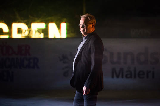 Leif Holmgren uppmärksammas före  ishockeymatchen i