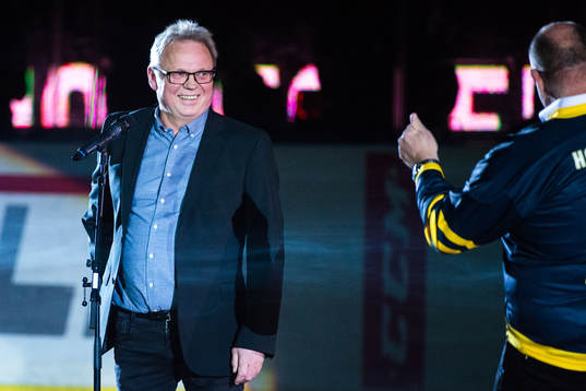 Leif Holmgren uppmärksammas före  ishockeymatchen i
