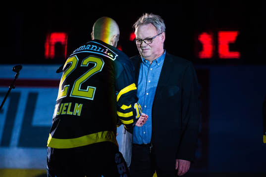 Leif Holmgren får en matchtröja med nummer 18 utav