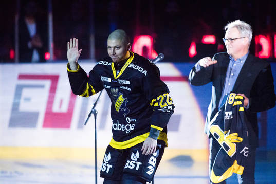Leif Holmgren får en matchtröja med nummer 18 utav