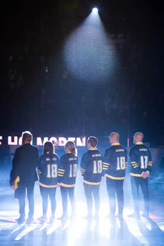 Leif Holmgren med familj före  ishockeymatchen i