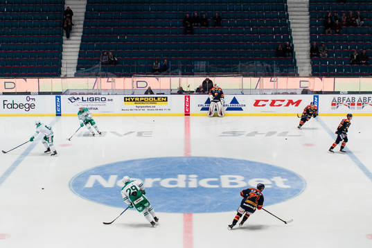 Rögles och Djurgårdens spelare värmer upp