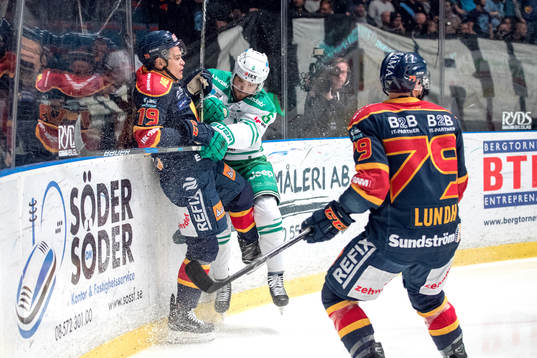 Djurgårdens Rene Bourque och Rögles Craig Schira