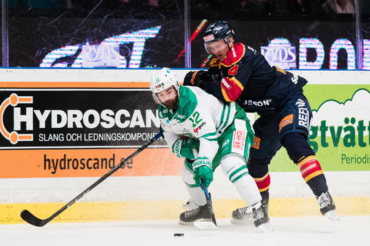Rögles Jack Connolly i kamp om pucken med Djurgårdens