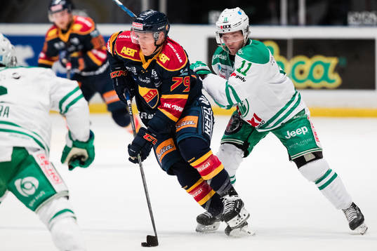 Djurgårdens Patrik Lundh jagas av Rögles Bryan Lerg