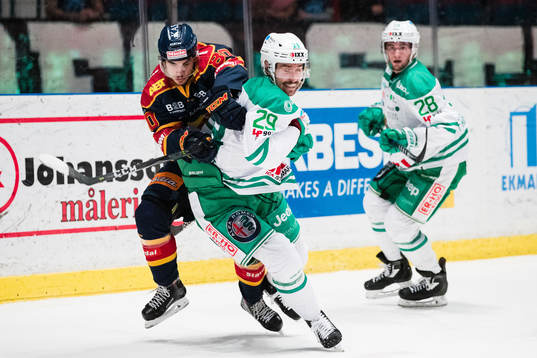 Djurgårdens Gustav Possler stoppas av Rögles Ludvig