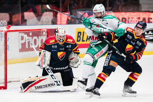 Rögles Taylor Matson och Djurgårdens Jesper Pettersson i