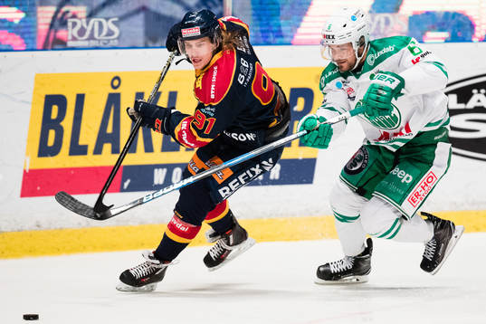 Djurgårdens Axel Jonsson Fjällby jagas av Rögles Craig