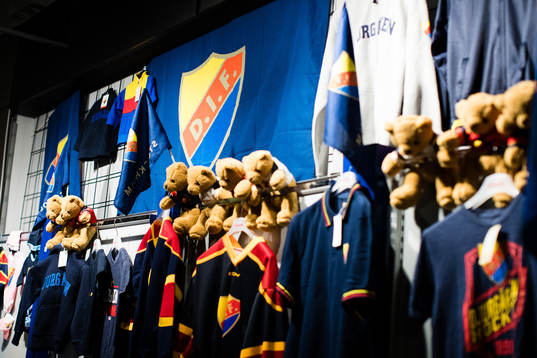 Djurgårdens souvenirshop innan ishockeymatchen i SHL