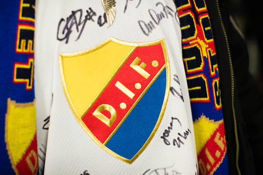 Djurgårdens emblem på en tröja med autografer innan