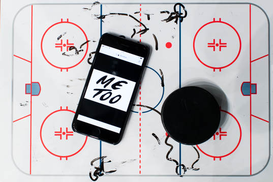 En mobiltelefon visandes en #metoo innan ishockeymatchen i