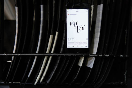 En mobiltelefon visandes en #metoo bild innan