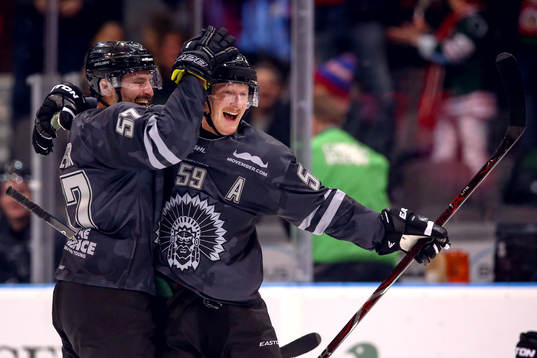 Frölundas Mike Weber och Simon Hjalmarsson jublar