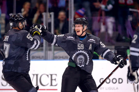 Frölundas Mike Weber och Simon Hjalmarsson jublar