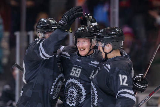Frölundas Simon Hjalmarsson jublar ihop med Mike Weber