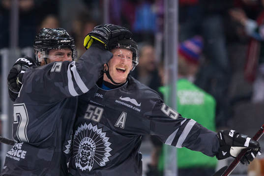 Frölundas Simon Hjalmarsson jublar ihop med Mike Weber