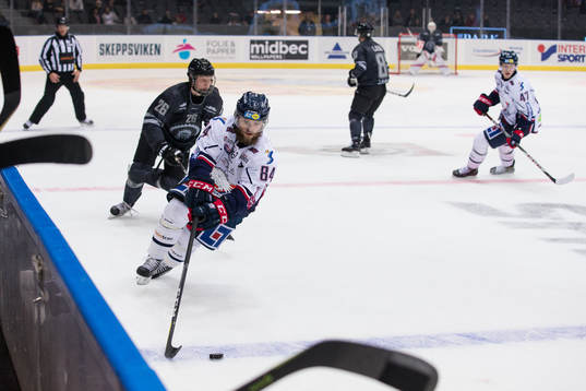 Linköpings Jimmy Andersson före Frölundas Rasmus Dahlin