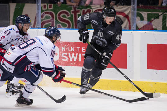 Frölundas Joel Mustonen mot Linköpings Chad Billins och