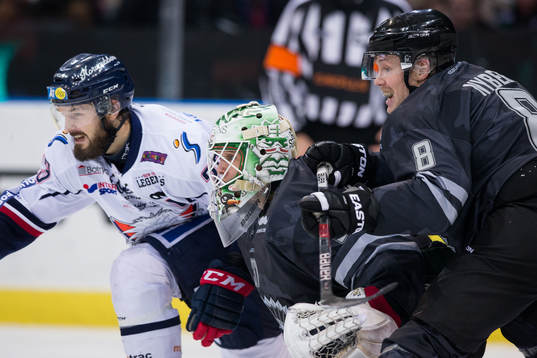 Linköpings Niklas Persson, Frölundas målvakt Johan