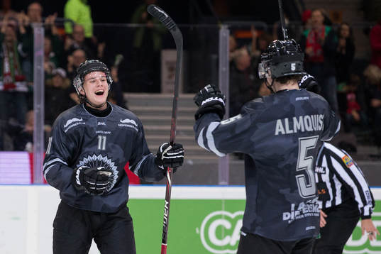 Frölundas Victor Olofsson jublar ihop med Adam Almqvist