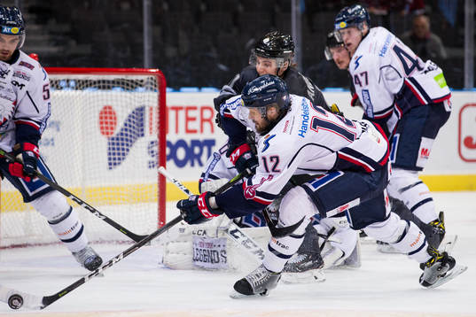 Linköpings Sebastian Karlsson mot Frölundas Lias Andersson