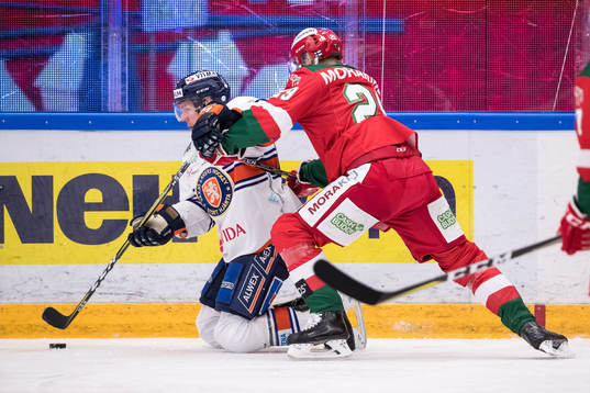 Växjös Elias Pettersson och Moras Marcus Fagerudd i kamp