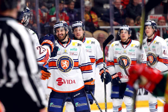 Växjös Andrew Calof jublar med lagkamrater