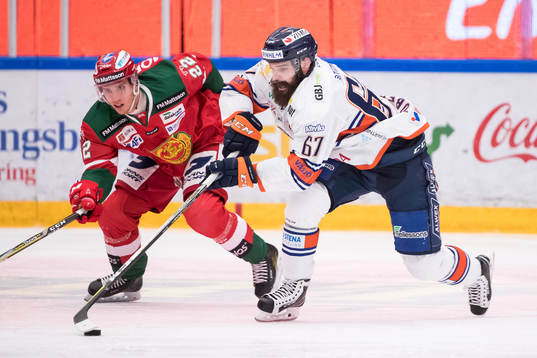 Moras Matias Lassen och Växjös Linus Fröberg i kamp om