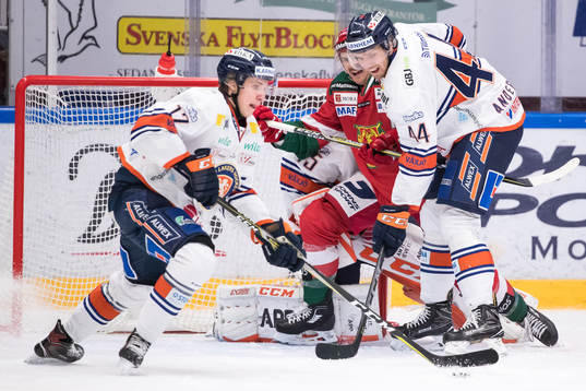 Moras Matt Bailey framför Växjös målvakt Viktor Andrén