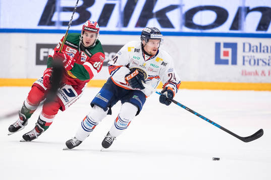 Moras Michael Haga jagar Växjös Brendan Shinnimin  i
